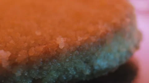 Close-up of fried juicy cutlets in breadcrumbs in a frying pan. Video stock 197898342