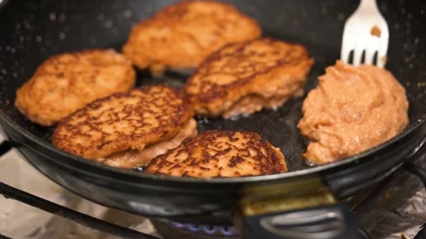 Close up fried juicy fish cutlets in frying pan. Hand flips Vidéo 144738778