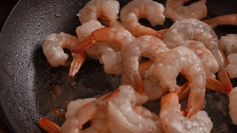 Close up of fried large prawns in a frying pan with oil. 4K UHD Vídeos de archivo 73234595