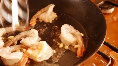 Close up of fried large prawns in a frying pan with oil. 4K UHD 库存影片 73973087