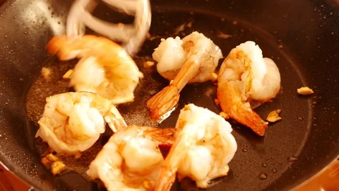 Close up of fried large prawns in a frying pan with oil. 4K UHD Vidéo 73973326