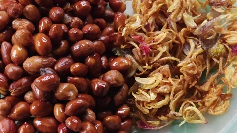 Close Up of Fried Peanuts and Crispy Fried Shallots Garnish Vídeos de archivo 331991959