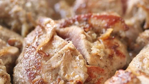 Close up of fried pork chops with garlic Vídeo Stock 107308603