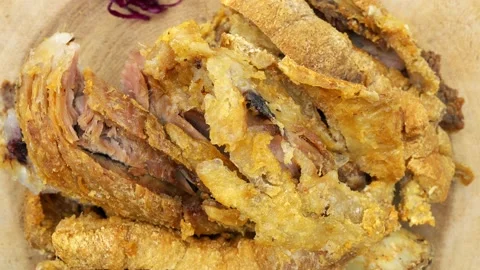 Close Up Fried Pork Knuckle On Rotating Wooden Board. Vídeo Stock 195008449