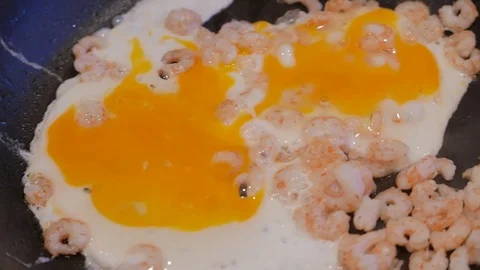 Close up of fried shrimps with eggs in a frying pan with oil. 4K UHD 動画素材 73189963