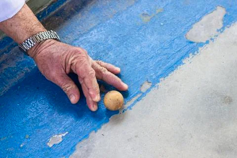 Close-up front shoot of old man plays traditional turkish game on concrete Foto stock