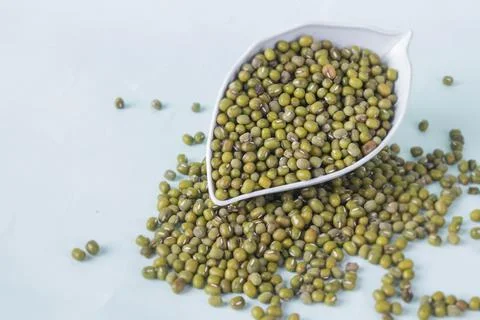 Close-up front view of a bunch of green peas (Vigna radiata), Stock Photos