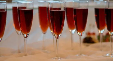 Close up of front view of glasses with red drinks Foto stock
