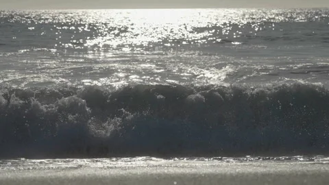 Close-up front view of large wave crashing, San Francisco Vídeos de archivo 333194100