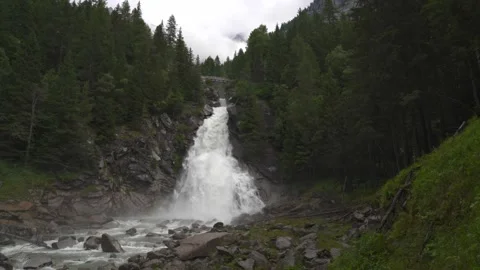Close-up front view of the pedruc waterfall in trentino 스톡 동영상 246624587