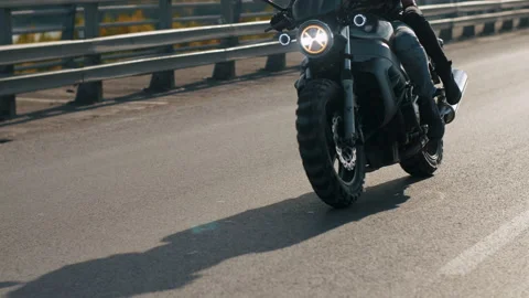 Close-up Front View of Young Bikers on Riding Motorcycle in Urban Background 4k 库存影片 142151910