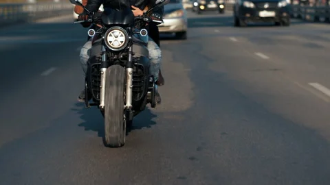 Close-up Front View of Young Bikers on Riding Motorcycle in Urban Background 4k 库存影片 142152194