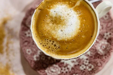 Close-up of a frothy espresso in a vintage patterned cup. Foto stock
