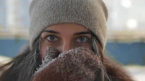 Close-up of the frozen woman's face. 動画素材 102438408