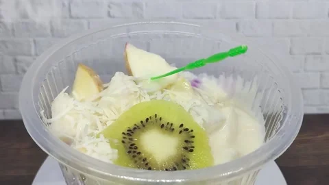 Close-up fruit salad rotates very beautifully and looks fresh Vidéo 196985376