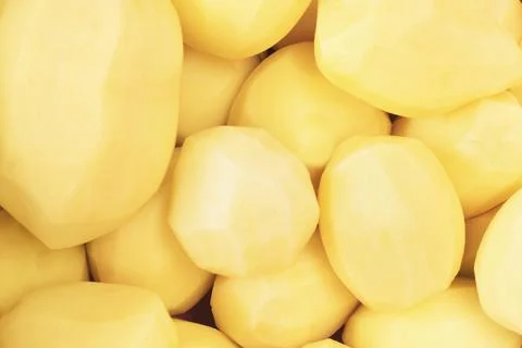 A close-up, full-frame background of many raw, freshly peeled potatoes, hig.. Stock Photos