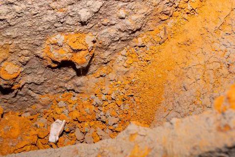 Close-up full frame of dry dirt on a rusty surface pattern. Foto stock