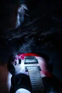 Close-up of a functional electric guitar in red and brown with smoke effect.. 库存照片