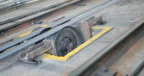 Close up of a functioning working cable-car mechanism that stops spinning 動画素材 122924957