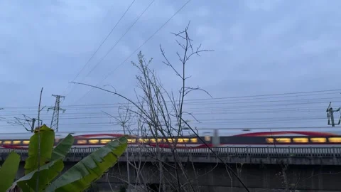 Close Up Fuxing High Speed Train Speeding at Night Vídeos de archivo 334699380