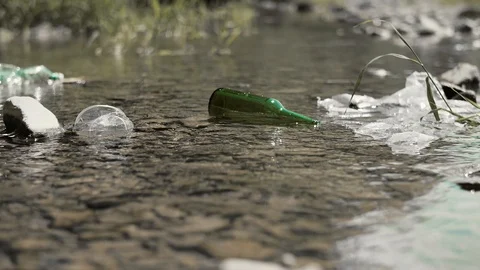 Close up of garbage in the river  Video stock 112182749