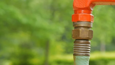 Close up of garden hose connected to red faucet 스톡 동영상 109108581
