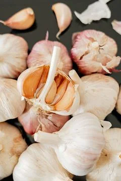 Close-Up Garlic Bulbs Fotos Stock