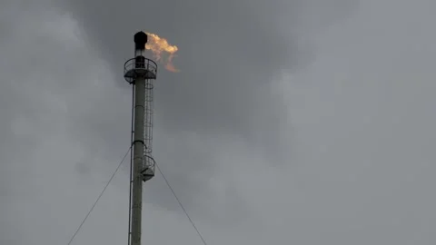 Close Up of Gas Flare Flame Blowing in Wind from Refinery Chimney Vídeos de archivo 310404773