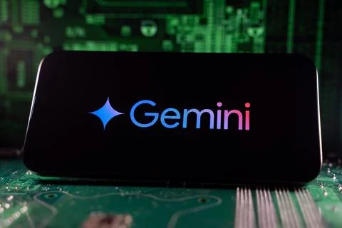 Close up of Gemini logo on device with circuit board background. Toronto, Canada Foto stock