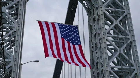 Close Up George Washington Bridge with World's Largest Free-Flying American Flag Vídeos de archivo 331590893