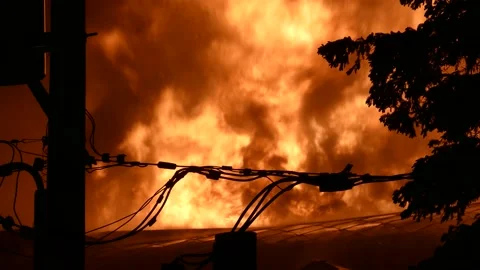 Close up of giant fire in building rising up with dark smoke at night Vídeos de archivo 163962407