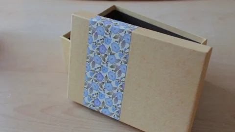 Close a gift box Video stock 72297671