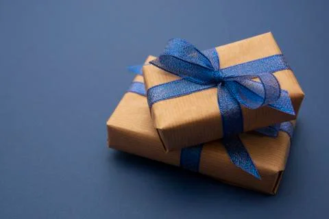 Close up gift boxes, presents. Craft paper wrapped gift boxes on blue backgro Foto stock