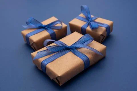 Close up gift boxes, presents. Craft paper wrapped gift boxes on blue backgro Foto stock