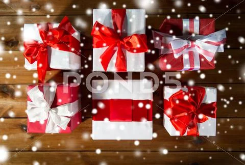 Close up of gift boxes on wooden floor from top Stock Photos