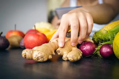 Close-up, ginger root on the kitchen table. Foto stock