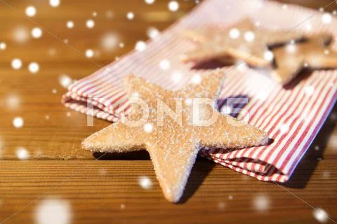 Close up of gingerbread cookies and towel Stock Photos