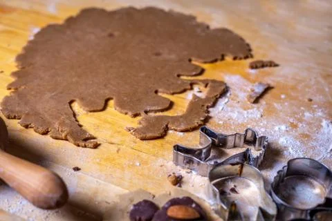 Close up on gingerbread dough and forms, cutters on the wooden table Stock-Fotos