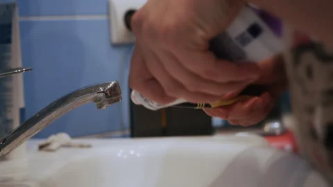 Close-Up of Girl Applying Toothpaste to Toothbrush Vidéo 312031788