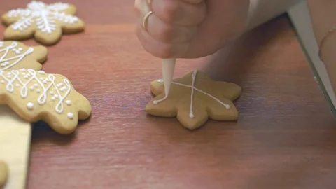 Close up Girl Decorating A Gingerbread Cookie At Table Vídeo Stock 83629604