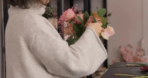 Close Up: Girl Trainee Studies Making Bouquet.  스톡 동영상 124564990