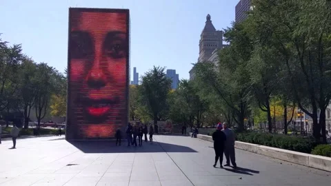 Close-up of glass bricks, smiling face projected on Chicago's Crown Fountain Vídeo Stock 221587621