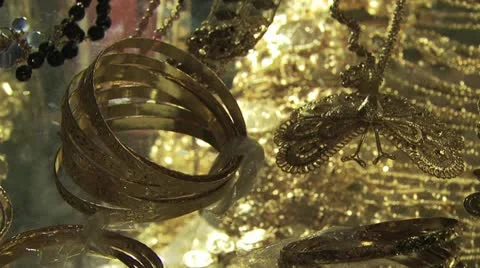 Close Up Of Gold Bracelets and Chains In A Glass Case Stockbeeldmateriaal 19317808