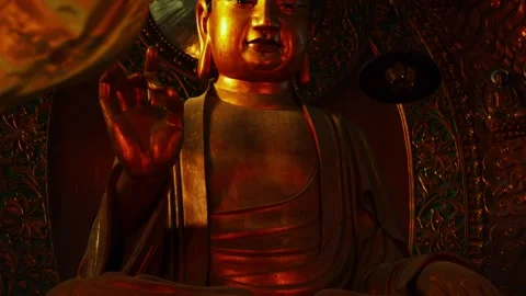 Close-Up of Golden Buddha Statue in Dark Temple Vidéo 327606325
