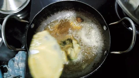 Close Up Of Golden Crispy Vegetable Pakora Deep-Frying In Pan In India 4K 스톡 동영상 121899554