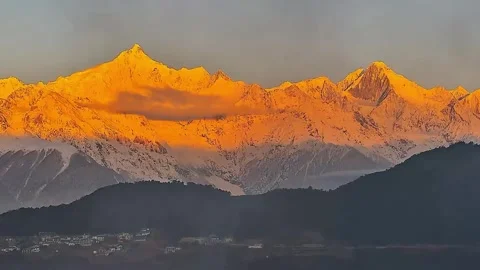 Close-up of Golden Light Hitting the Peak of Meili Snow Mountain 库存影片 332255849