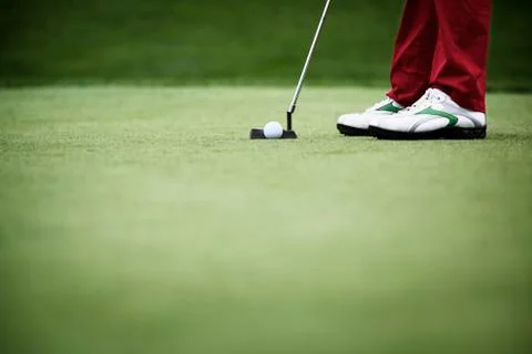 Close-up of golfer putting Foto stock