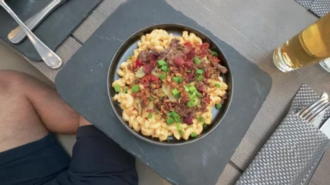 Close-Up of Gourmet Mac and Cheese with Beer at Outdoor Table Vídeos de archivo 345726329
