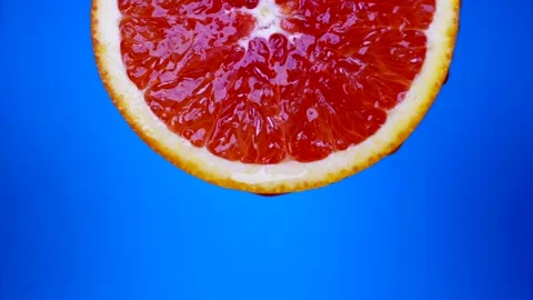 A close-up of a grapefruit against a light background emphasizes its juiciness Vídeo Stock 270777612