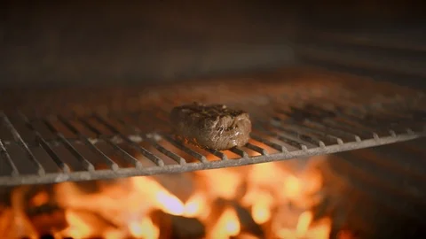 Close up of grated barbecue grill with a single slice of meat Vídeos de archivo 121853811